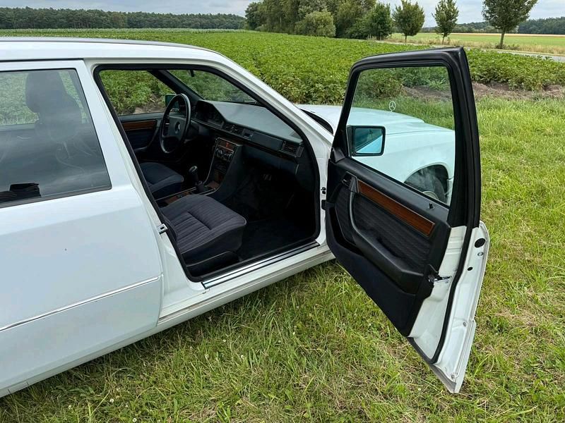 Gebraucht Mercedes 300 110 PS (80 kW) 1992 Weiß Limousine