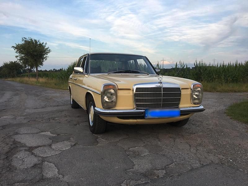 Gebraucht Mercedes 200 54 PS (39 kW) 1974 Gelb Limousine