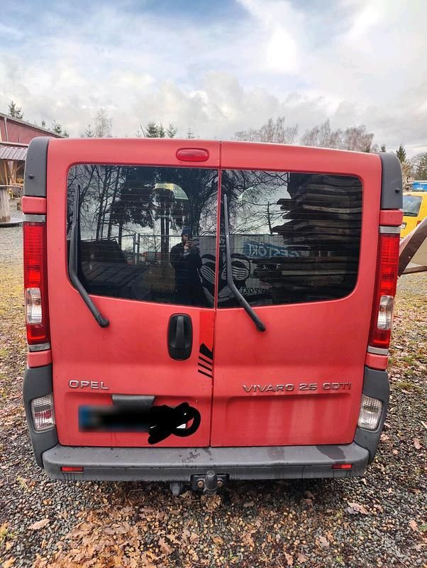 Używany Opel Vivaro 144 KM (105 kW) 2007 Czerwony Minivan