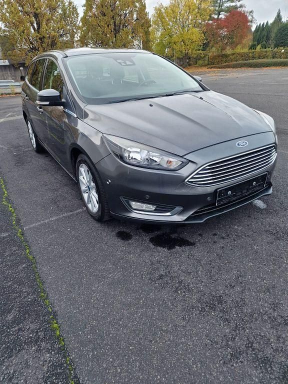 Grau Gebraucht 2015 Ford Focus Titanium Limousine | 5.990 € (Fairer Preis) - Bild 1/4