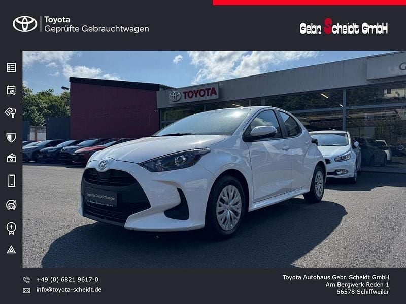 Weiß Gebraucht 2022 Toyota Yaris Comfort Limousine | 14.880 € (Fairer Preis) - Bild 1/4