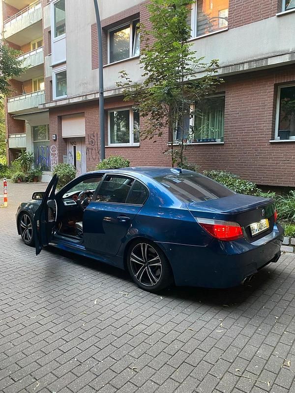 Blau Gebraucht 2004 BMW 545 Limousine | 8.000 € - Bild 1/4