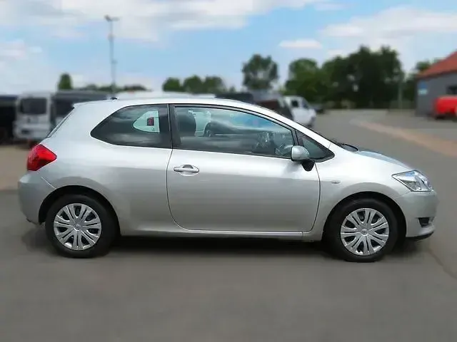 Gebraucht Toyota Auris Sol 124 PS (91 kW) 2007 Silber Kleinwagen