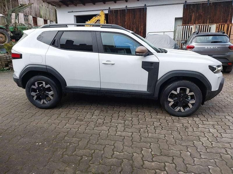 Neu Dacia Duster Extreme 131 PS (96 kW) 2025 Arktisweiss zedergrün u. a. SUV