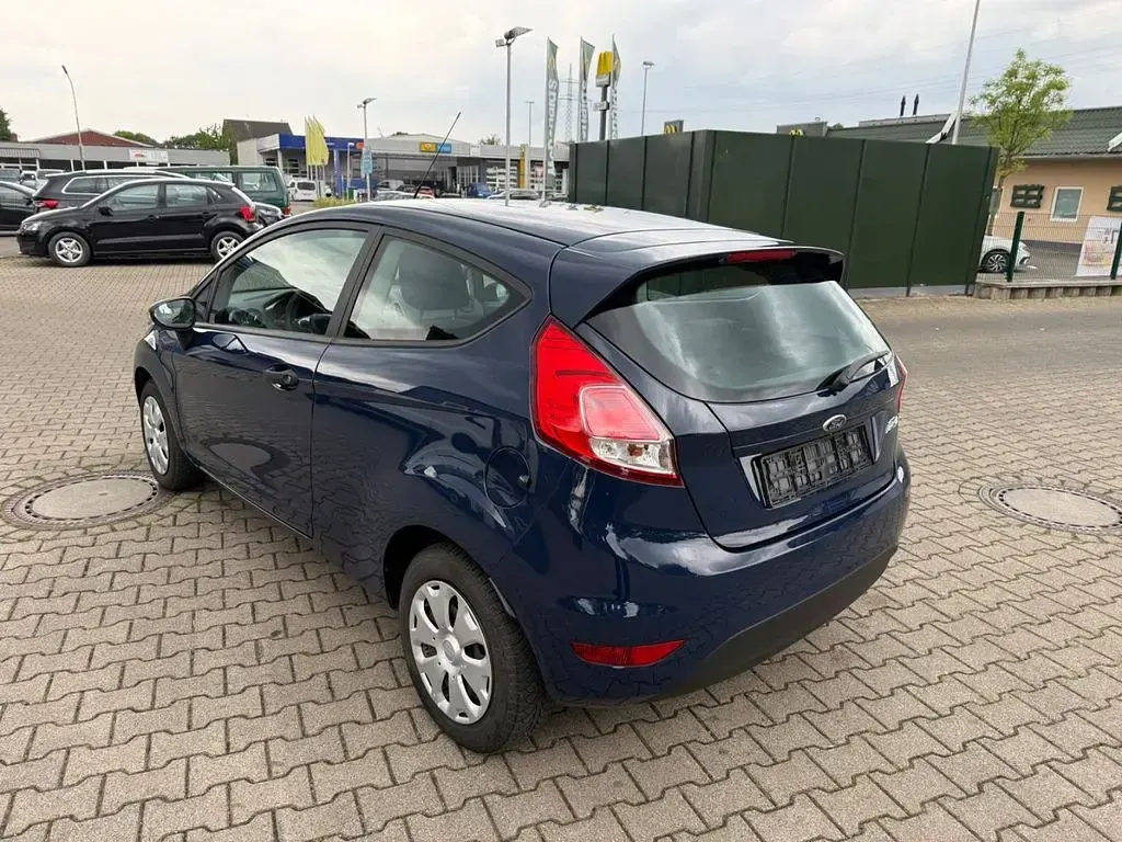 Gebraucht Ford Fiesta Ambiente 60 PS (44 kW) 2014 Blau Kleinwagen