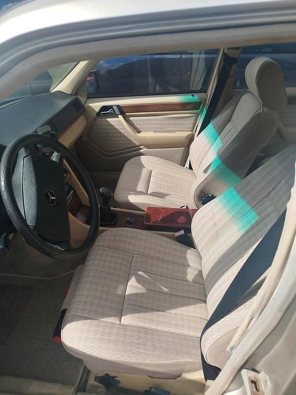 Second-hand Mercedes E230 1990 Bej Berlinǎ