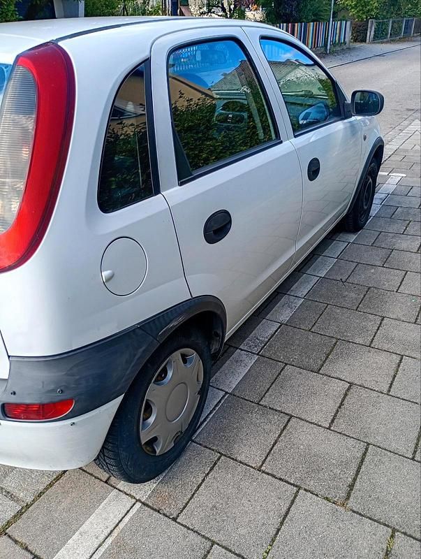 Weiß Gebraucht 2004 Opel Corsa Kleinwagen | 700 € (Guter Preis) - Bild 1/4