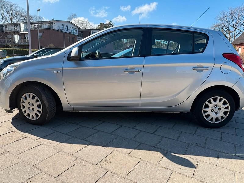 Gebraucht Hyundai i20 77 PS (56 kW) 2012 Silber Kleinwagen