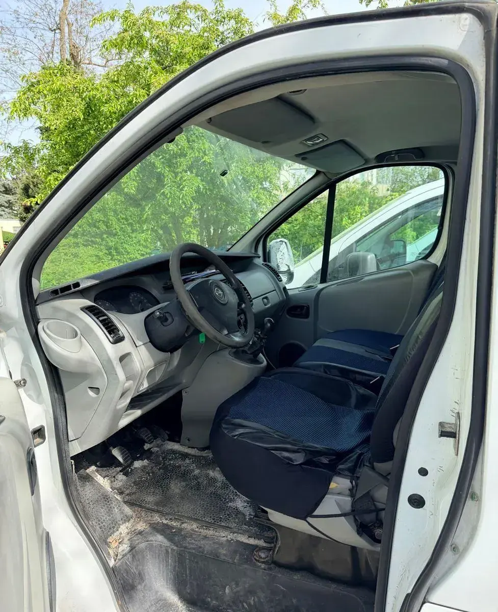Second-hand Opel Vivaro 90 CP (66 kW) 2010 Alb Monovolum