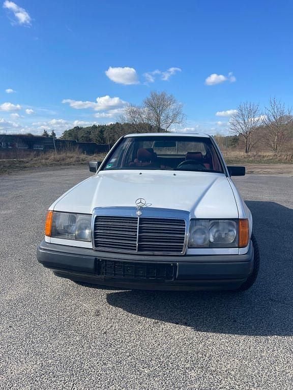 Gebraucht Mercedes 200 105 PS (77 kW) 1987 Weiß Limousine