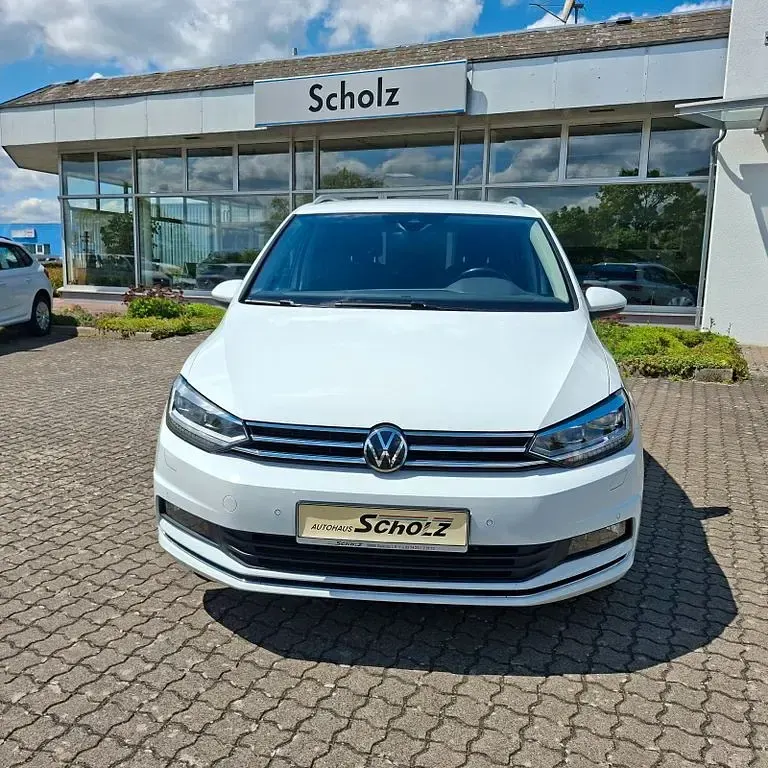 Gebraucht VW Touran Highline 150 PS (110 kW) 2023 Weiß Van / Kleinbus