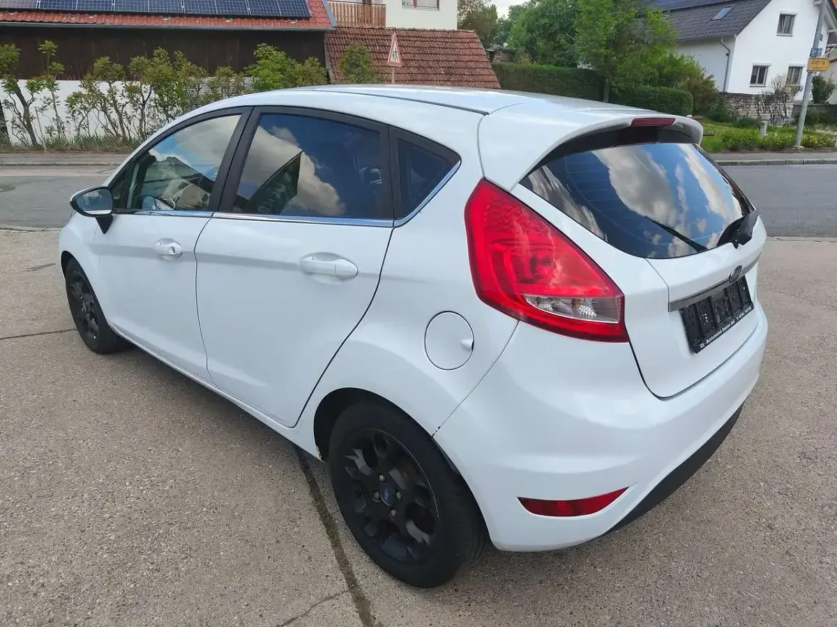 Gebraucht Ford Fiesta Titanium 97 PS (71 kW) 2012 Frostweiß Kleinwagen