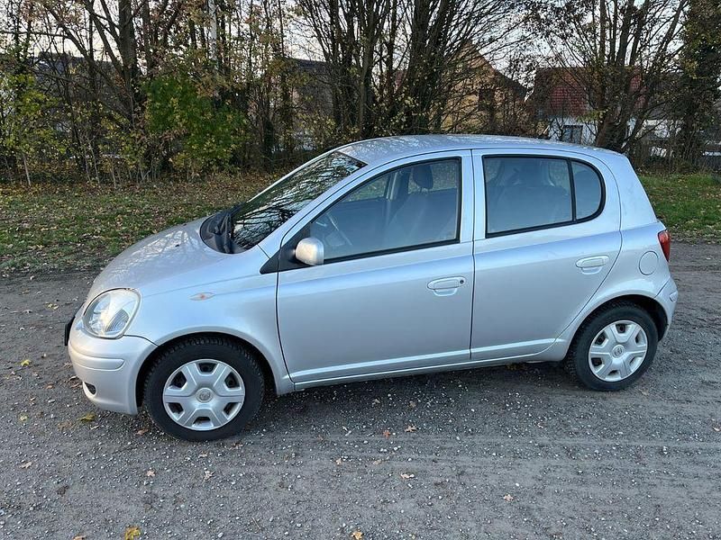 Gebraucht Toyota Yaris 65 PS (47 kW) 2005 Silber Limousine