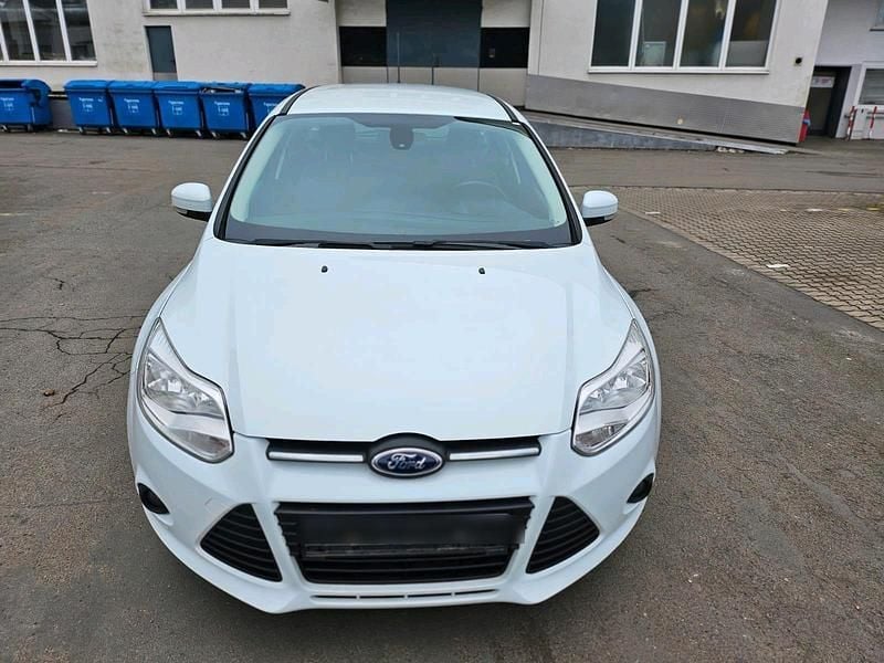 Weiß Gebraucht 2013 Ford Focus Kombi | 2.950 € (Superpreis) - Bild 1/4