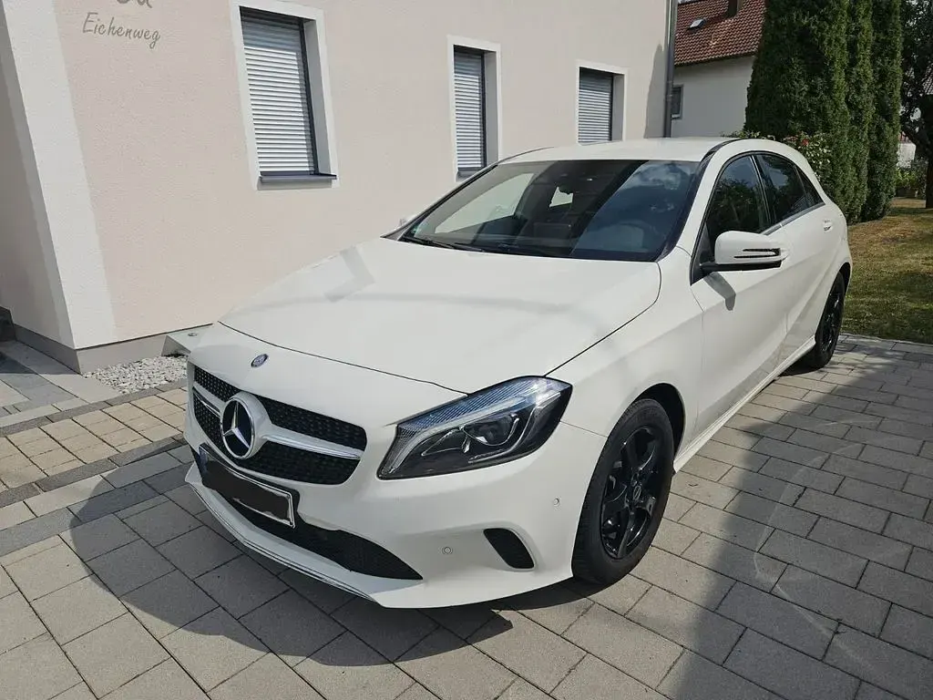 Gebraucht Mercedes A180 Urban 122 PS (89 kW) 2017 Weiß Kleinwagen