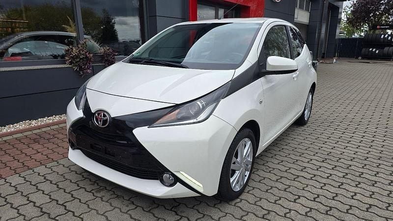 Weiß Gebraucht 2016 Toyota Aygo X-play Kleinwagen | 6.900 € (Superpreis) - Bild 1/4