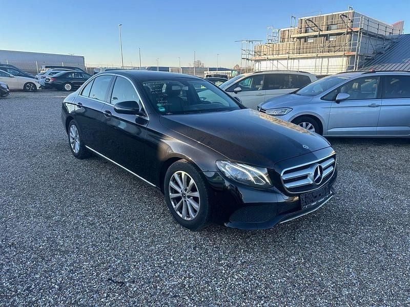 Schwarz Gebraucht 2019 Mercedes E200 Avantgarde Limousine | 10.999 € (Fairer Preis) - Bild 1/4