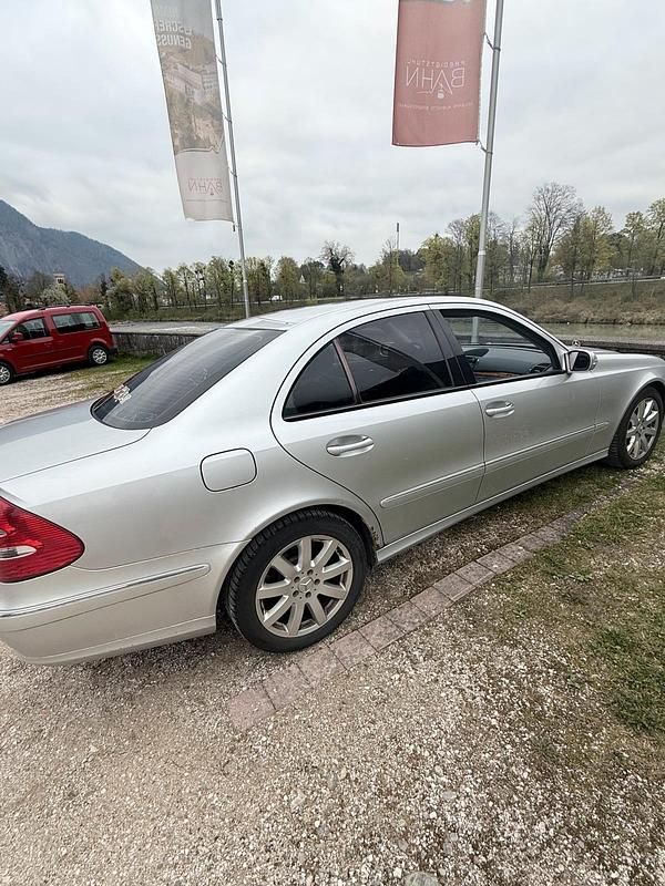 Second-hand Mercedes E500 306 CP (225 kW) 2003 Argintiu Berlinǎ
