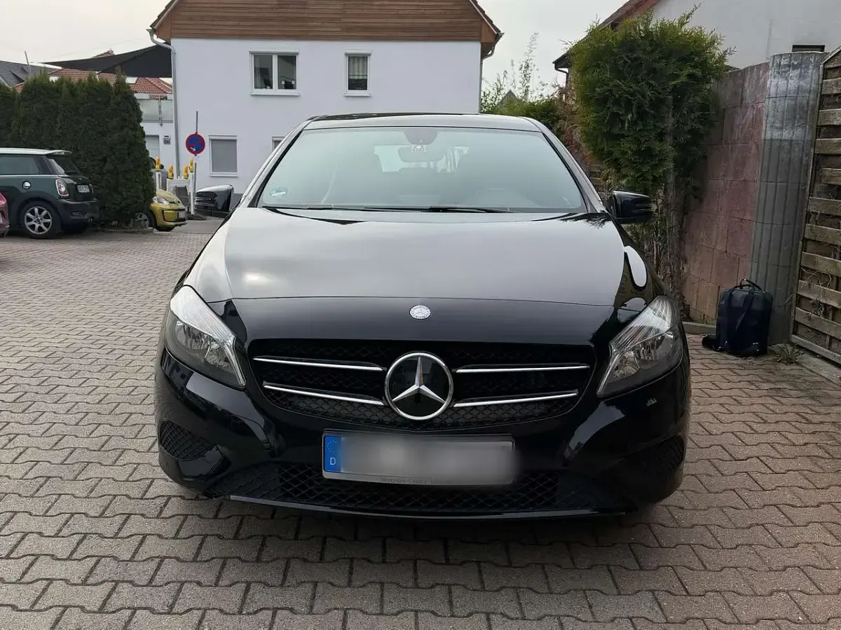 Gebraucht Mercedes A180 122 PS (89 kW) 2014 Schwarz Limousine