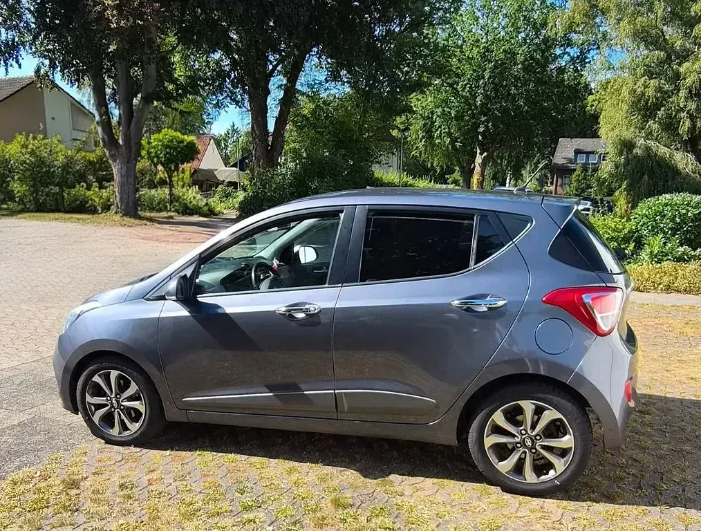 Gebraucht Hyundai i10 Style 87 PS (63 kW) 2014 Grau Kleinwagen