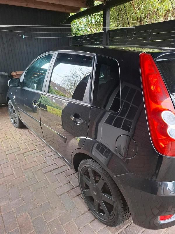Gebraucht Ford Fiesta 70 PS (51 kW) 2007 Schwarz Kleinwagen