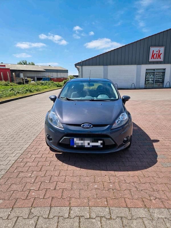 Grau Gebraucht 2011 Ford Fiesta Kleinwagen | 3.200 € (Fairer Preis) - Bild 1/4