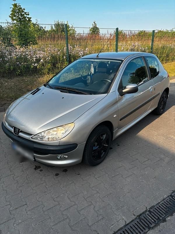 Silber Gebraucht 2004 Peugeot 206 Kleinwagen | 500 € (Guter Preis) - Bild 1/4