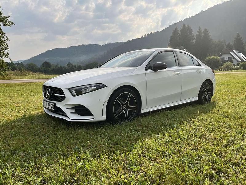 Weiß Gebraucht 2020 Mercedes A200 AMG line Plus Limousine | 26.200 € (Fairer Preis) - Bild 1/4