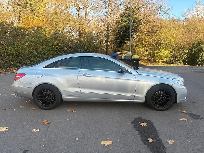 Gebraucht Mercedes E250 204 PS (150 kW) 2010 Silber Coupé
