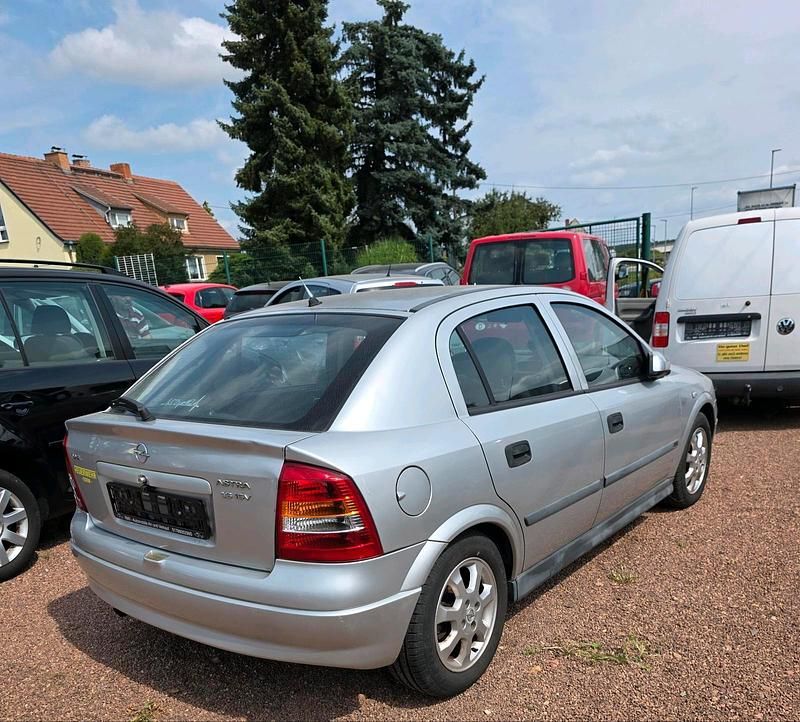 Gebraucht Opel Astra 101 PS (74 kW) 2002 Silber Limousine