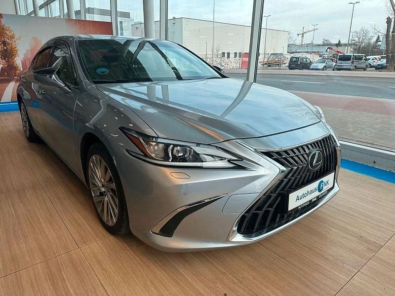 Silber Gebraucht 2023 Lexus ES300H Limousine | 28.500 € (Fairer Preis) - Bild 1/4