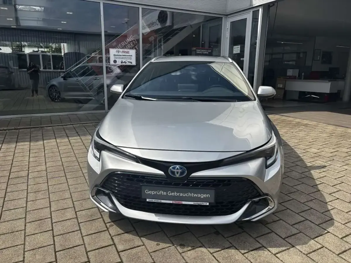 Neu Toyota Corolla 196 PS (144 kW) 2026 Cosmicsilber metallic Kombi