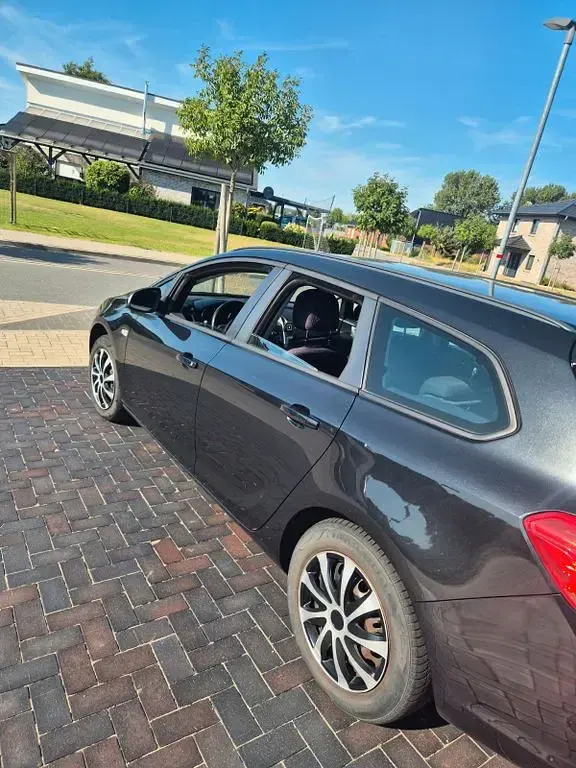 Gebraucht Opel Astra Edition 140 PS (102 kW) 2012 Schwarz Kombi