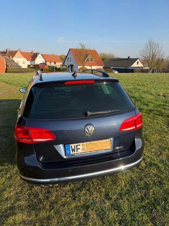 Gebraucht VW Passat Comfortline 140 PS (102 kW) 2012 Blau Limousine