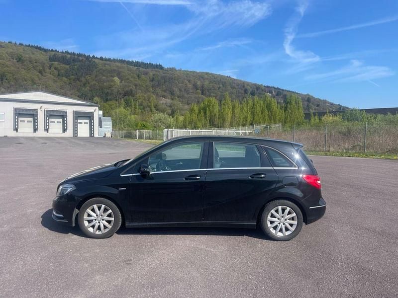 Gebraucht Mercedes B180 122 PS (89 kW) 2012 Schwarz Van / Kleinbus