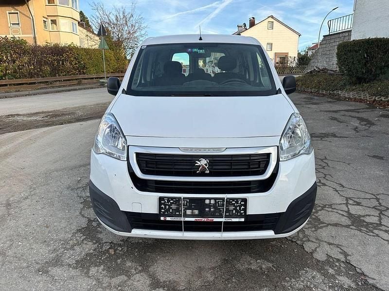 Gebraucht Peugeot Partner Tepee 110 PS (80 kW) 2018 Weiß Van / Kleinbus