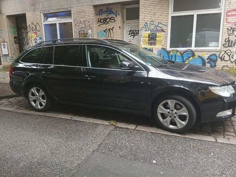 Schwarz Gebraucht 2011 Skoda Superb Elegance Kombi | 3.900 € (Fairer Preis) - Bild 1/4