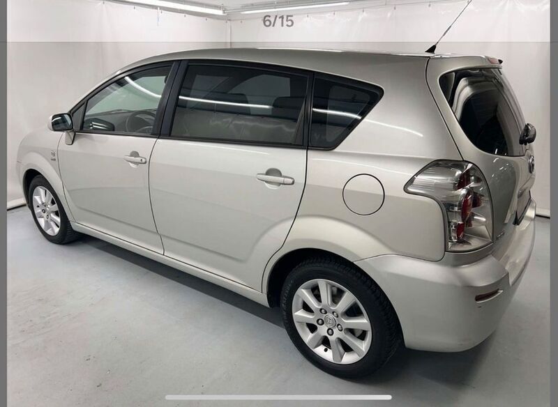 Grau Gebraucht 2004 Toyota Corolla Verso Luna Van / Kleinbus | 6.700 € (Etwas zu teuer) - Bild 1/4