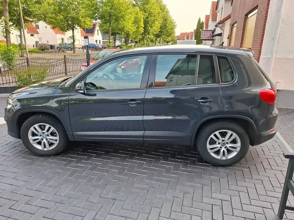 Gebraucht VW Tiguan Trendline 125 PS (91 kW) 2015 Schwarz SUV