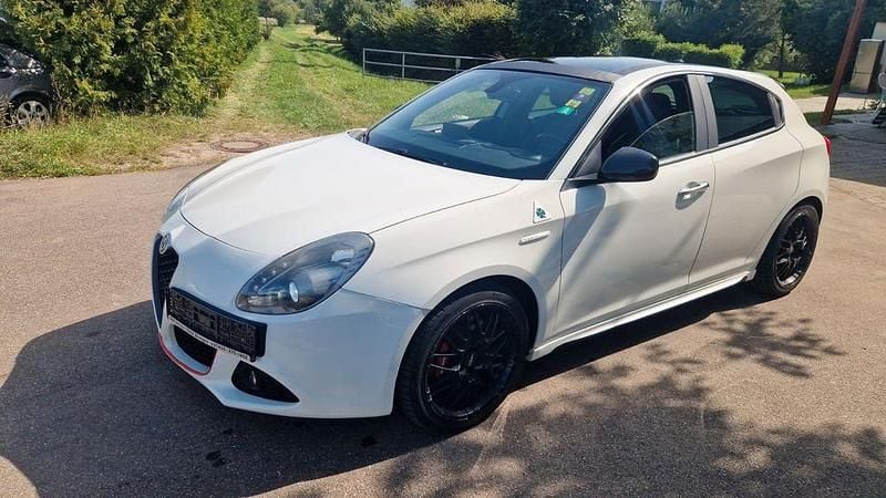 Weiß Gebraucht 2011 Alfa Romeo Giulietta Quadrifoglio Verde Kleinwagen | 8.499 € (Etwas zu teuer) - Bild 1/4