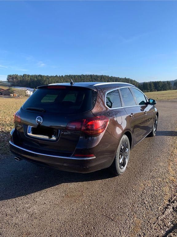 Gebraucht Opel Astra Edition 165 PS (121 kW) 2014 Braun Kombi