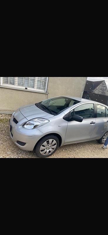 Grau Gebraucht 2010 Toyota Yaris Kleinwagen | 3.800 € (Etwas zu teuer) - Bild 1/2