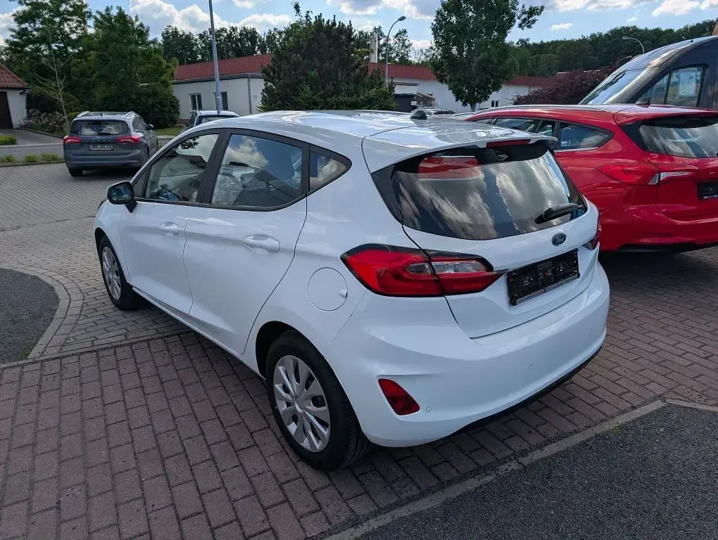 Gebraucht Ford Fiesta 75 PS (55 kW) 2022 Frozen white Kleinwagen