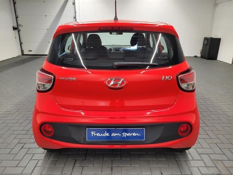 Gebraucht Hyundai i10 67 PS (49 kW) 2019 Rot (tomatorot) Kleinwagen
