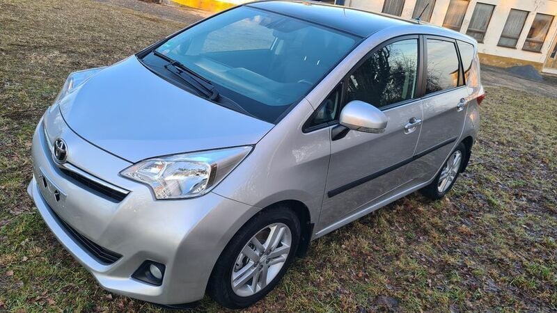 Grau Gebraucht 2011 Toyota Verso-S Club Van / Kleinbus | 6.800 € (Fairer Preis) - Bild 1/4