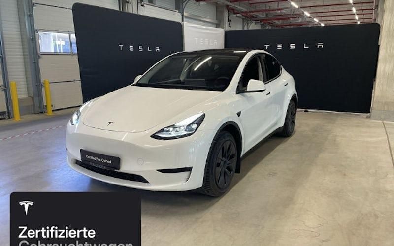 Weiß Gebraucht 2025 Tesla Model Y Long Range RWD SUV | 43.300 € - Bild 1/4
