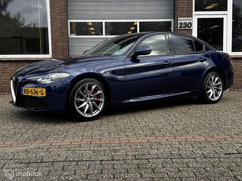 Blau Gebraucht 2017 Alfa Romeo Giulia Limousine | 9.950 € (Superpreis) - Bild 1/4