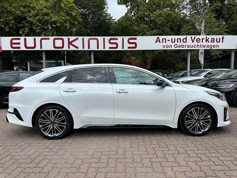 Weiß Gebraucht 2021 Kia ProCeed GT Kleinwagen | 25.999 € (Fairer Preis) - Bild 1/4