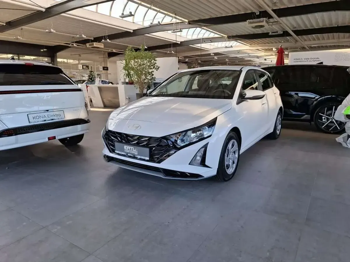 Gebraucht Hyundai i20 Select 101 PS (74 kW) 2025 Atlas white Kleinwagen