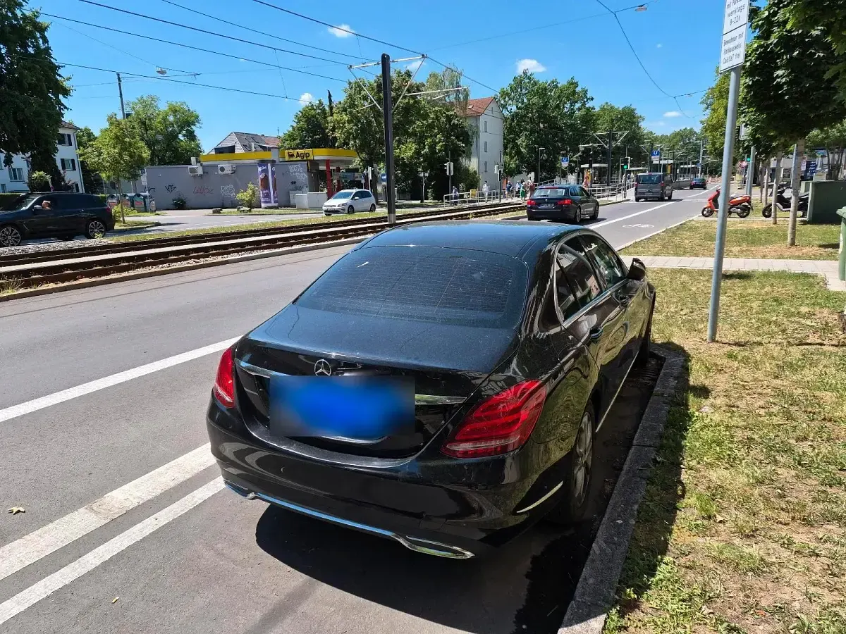 Gebraucht Mercedes C180 156 PS (114 kW) 2015 Schwarz Limousine